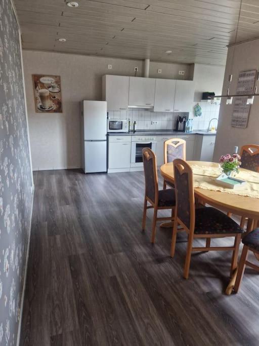 Apartment Gemuetliche 3-zimmer-wohnung, Zentral Gelegen *